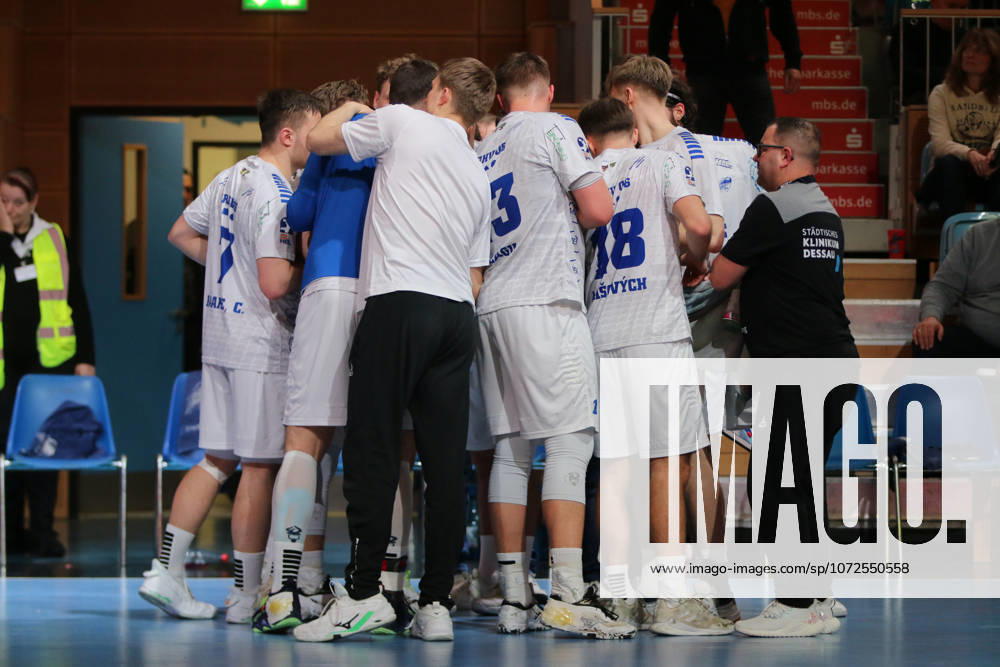 Handball Herren 2025 2026 2. Handball-Bundesliga 19. Spieltag 1. VfL Potsdam - Dessau-Roßlauer HV 06 MBS Arena Potsdam Der DRHV während einer Auszeit. Potsdam Brandenburg Deutschland