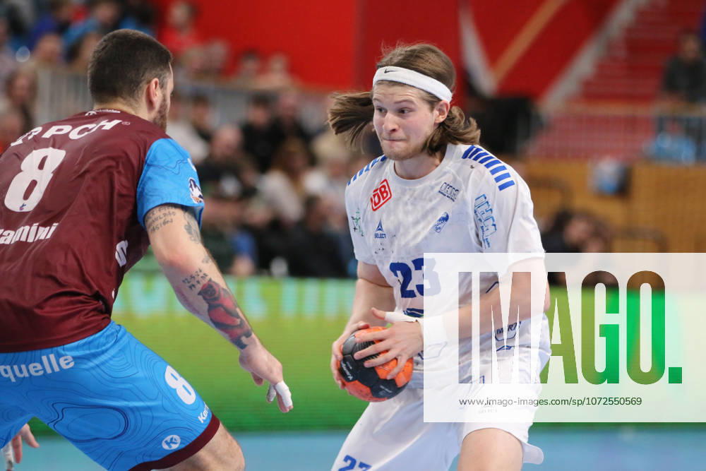 Handball Herren 2025 2026 2. Handball-Bundesliga 19. Spieltag 1. VfL Potsdam - Dessau-Roßlauer HV 06 MBS Arena Potsdam Mika Schüler (Dessau, 23, weiß) vor einem Duell mit Davide Bulzamini (Potsdam, 8, rot). Potsdam Brandenburg Deutschland