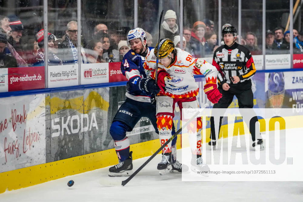 Kampf um den Puck Zweikampf zwischen Nickolas Latta (Ravensburg Towerstars, 14) und Tyson McLellan (ESV Kaufbeuren, 91), GER, Ravensburg Towerstars vs. ESV Kaufbeuren, Eishockey, DEL2, Spielzeit 2025 2026, 45 .Spieltag, Hauptrunde, 13.02.26 GER, Ravensburg Towerstars vs. ESV Kaufbeuren, Eishockey, DEL2, Spielzeit 2025 2026, 45 .Spieltag, Hauptrunde, 13.02.26 Ravenburg