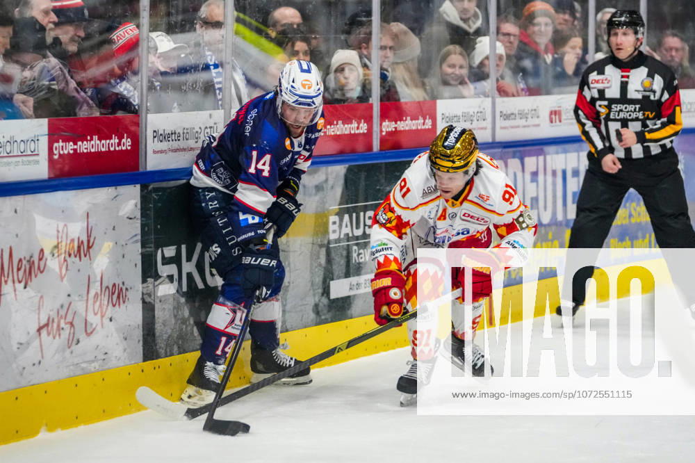 Kampf um den Puck Zweikampf zwischen Nickolas Latta (Ravensburg Towerstars, 14) und Tyson McLellan (ESV Kaufbeuren, 91), GER, Ravensburg Towerstars vs. ESV Kaufbeuren, Eishockey, DEL2, Spielzeit 2025 2026, 45 .Spieltag, Hauptrunde, 13.02.26 GER, Ravensburg Towerstars vs. ESV Kaufbeuren, Eishockey, DEL2, Spielzeit 2025 2026, 45 .Spieltag, Hauptrunde, 13.02.26 Ravenburg