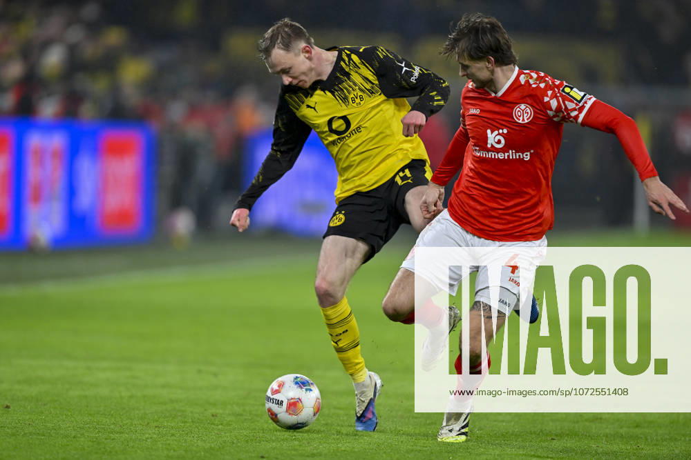 V. li. im Zweikampf Maximilian Beier (Dortmund 14) Stefan Posch (Mainz 4) 13.02.2026 Fussball Borussia Dortmund vs 1. FSV Mainz 05, Signal Iduna Park, Dortmund, DFB DFL REGULATIONS PROHIBIT ANY USE OF PHOTOGRAPHS AS IMAGE SEQUENCES AND OR QUASI-VIDEO