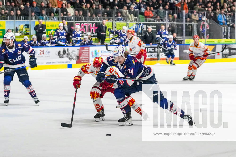 Kampf um den Puck Zweikampf zwischen Nicolas Appendino (ESV Kaufbeuren, 29) und Alec Ahlroth (Ravensburg Towerstars, 24), GER, Ravensburg Towerstars vs. ESV Kaufbeuren, Eishockey, DEL2, Spielzeit 2025 2026, 45 .Spieltag, Hauptrunde, 13.02.26 GER, Ravensburg Towerstars vs. ESV Kaufbeuren, Eishockey, DEL2, Spielzeit 2025 2026, 45 .Spieltag, Hauptrunde, 13.02.26 Ravenburg