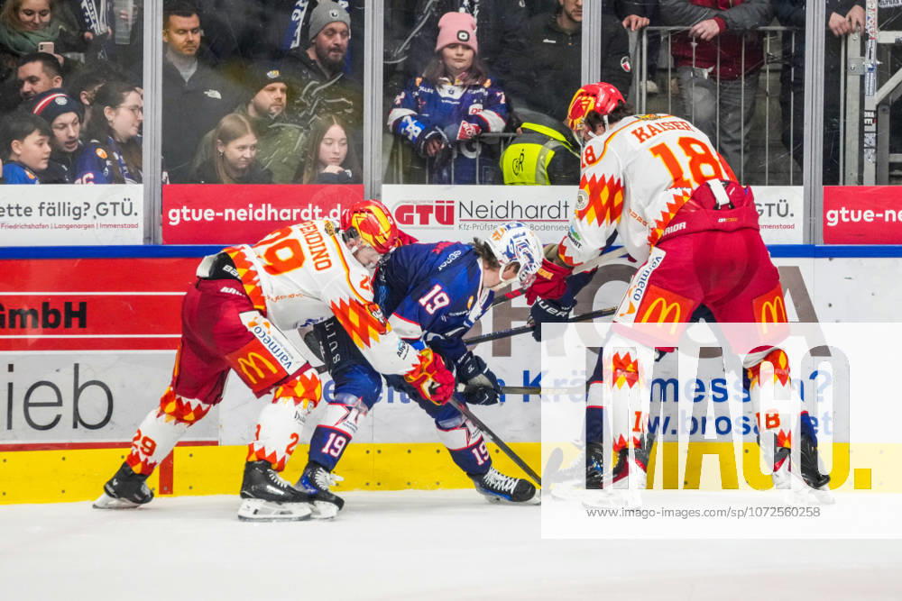 Kampf um den Puck Zweikampf zwischen Nicolas Appendino (ESV Kaufbeuren, 29) und Erik Jinesjoe Karlsson (Ravensburg Towerstars, 19) Rio Kaiser (ESV Kaufbeuren, 18), GER, Ravensburg Towerstars vs. ESV Kaufbeuren, Eishockey, DEL2, Spielzeit 2025 2026, 45 .Spieltag, Hauptrunde, 13.02.26 GER, Ravensburg Towerstars vs. ESV Kaufbeuren, Eishockey, DEL2, Spielzeit 2025 2026, 45 .Spieltag, Hauptrunde, 13.02.26 Ravenburg