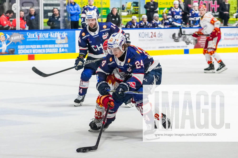 Kampf um den Puck Zweikampf zwischen Nicolas Appendino (ESV Kaufbeuren, 29) und Alec Ahlroth (Ravensburg Towerstars, 24), GER, Ravensburg Towerstars vs. ESV Kaufbeuren, Eishockey, DEL2, Spielzeit 2025 2026, 45 .Spieltag, Hauptrunde, 13.02.26 GER, Ravensburg Towerstars vs. ESV Kaufbeuren, Eishockey, DEL2, Spielzeit 2025 2026, 45 .Spieltag, Hauptrunde, 13.02.26 Ravenburg