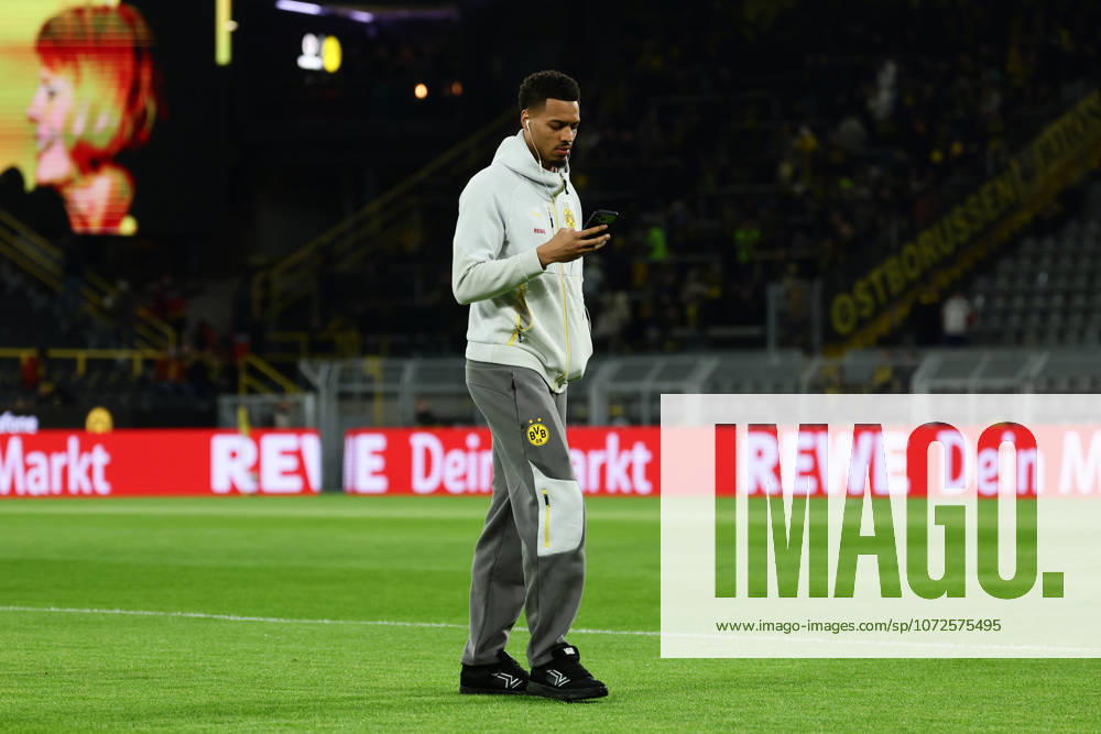 Dortmund, Germany, 13.02.26, Felix Nmecha (Borussia Dortmund) guckt während des Spiels der 1. Bundesliga zwischen Borussia Dortmund - 1. FSV Mainz 05 im Signal Iduna Park in Dortmund. (Photo by Joachim Bywaletz) DFB DFL REGULATIONS PROHIBIT ANY USE OF PHOTOGRAPHS AS IMAGE SEQUENCES AND OR QUASI-VIDEO.