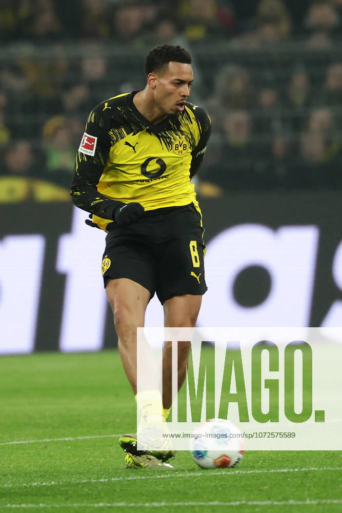 Dortmund, Germany, 13.02.26, Felix Nmecha (Borussia Dortmund) am Ball während des Spiels der 1. Bundesliga zwischen Borussia Dortmund - 1. FSV Mainz 05 im Signal Iduna Park in Dortmund. (Photo by Joachim Bywaletz) DFB DFL REGULATIONS PROHIBIT ANY USE OF PHOTOGRAPHS AS IMAGE SEQUENCES AND OR QUASI-VIDEO.