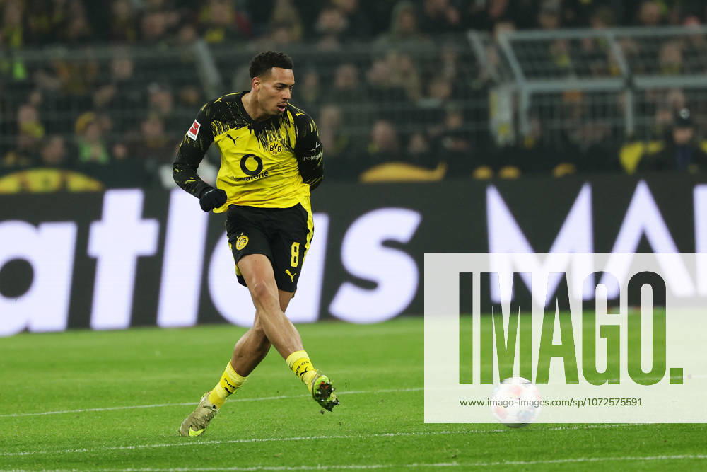 Dortmund, Germany, 13.02.26, Felix Nmecha (Borussia Dortmund) am Ball während des Spiels der 1. Bundesliga zwischen Borussia Dortmund - 1. FSV Mainz 05 im Signal Iduna Park in Dortmund. (Photo by Joachim Bywaletz) DFB DFL REGULATIONS PROHIBIT ANY USE OF PHOTOGRAPHS AS IMAGE SEQUENCES AND OR QUASI-VIDEO.