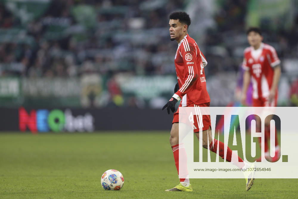 Luis Diaz (FC Bayern München) in Aktion, am Ball, Einzelaktion waehrend des Spiels der Bundesliga zwischen SV Werder Bremen und FC Bayern München, Weserstadion am 14. February 2026 in Bremen, Deutschland. (Foto von Oliver Kaelke DeFodi Images) +++ Luis Diaz (FC Bayern München) controls the ball during the Bundesliga match between SV Werder Bremen and FC Bayern München at Weserstadion on February 14, 2026 in Bremen, Germany. (Photo by Oliver Kaelke DeFodi Images) DFL regulations prohibit any use of photographs as image sequences and or quasi-video. (Photo by Oliver Kaelke DeFodi Images) -