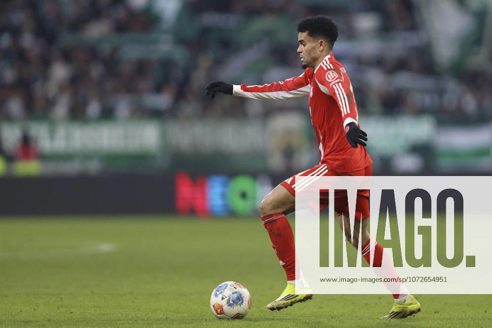 Luis Diaz (FC Bayern München) in Aktion, am Ball, Einzelaktion waehrend des Spiels der Bundesliga zwischen SV Werder Bremen und FC Bayern München, Weserstadion am 14. February 2026 in Bremen, Deutschland. (Foto von Oliver Kaelke DeFodi Images) +++ Luis Diaz (FC Bayern München) controls the ball during the Bundesliga match between SV Werder Bremen and FC Bayern München at Weserstadion on February 14, 2026 in Bremen, Germany. (Photo by Oliver Kaelke DeFodi Images) DFL regulations prohibit any use of photographs as image sequences and or quasi-video. (Photo by Oliver Kaelke DeFodi Images) -