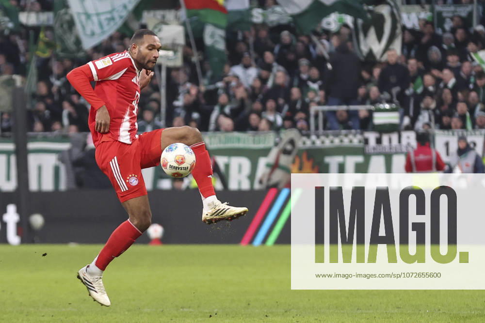 Jonathan Tah (FC Bayern München) in Aktion, am Ball, Einzelaktion waehrend des Spiels der Bundesliga zwischen SV Werder Bremen und FC Bayern München, Weserstadion am 14. February 2026 in Bremen, Deutschland. (Foto von Oliver Kaelke DeFodi Images) +++ Jonathan Tah (FC Bayern München) controls the ball during the Bundesliga match between SV Werder Bremen and FC Bayern München at Weserstadion on February 14, 2026 in Bremen, Germany. (Photo by Oliver Kaelke DeFodi Images) DFL regulations prohibit any use of photographs as image sequences and or quasi-video. (Photo by Oliver Kaelke DeFodi Images) -