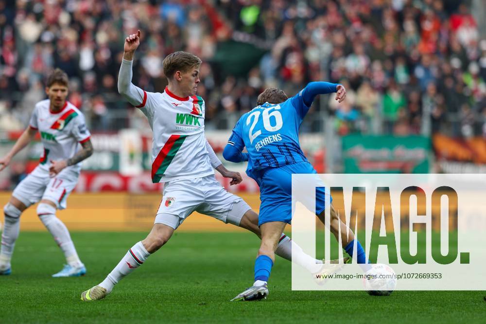 Im Zweikampf, Aktion, mit Anton Kade 30 (FC Augsburg), Hennes Behrens 26 (1. FC Heidenheim), FC Augsburg vs. 1. FC Heidenheim, Fussball, 1. Bundesliga, 22. Spieltag, 15.02.2026 DFB regulations prohibit any use of photographs as image sequences and or quasi-video Augsburg Bayern Deutschland