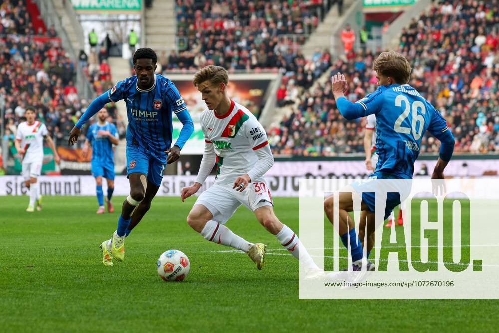 Im Zweikampf, Aktion, mit Anton Kade 30 (FC Augsburg), Hennes Behrens 26 (1. FC Heidenheim), FC Augsburg vs. 1. FC Heidenheim, Fussball, 1. Bundesliga, 22. Spieltag, 15.02.2026 DFB regulations prohibit any use of photographs as image sequences and or quasi-video Augsburg Bayern Deutschland