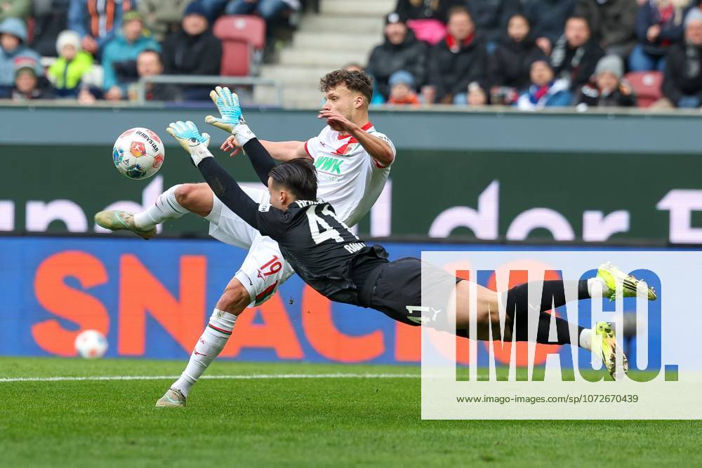 Im Zweikampf, Aktion, mit Robin Fellhauer 19 (FC Augsburg), Diant Ramaj 41 (1. FC Heidenheim), FC Augsburg vs. 1. FC Heidenheim, Fussball, 1. Bundesliga, 22. Spieltag, 15.02.2026 DFB regulations prohibit any use of photographs as image sequences and or quasi-video Augsburg Bayern Deutschland