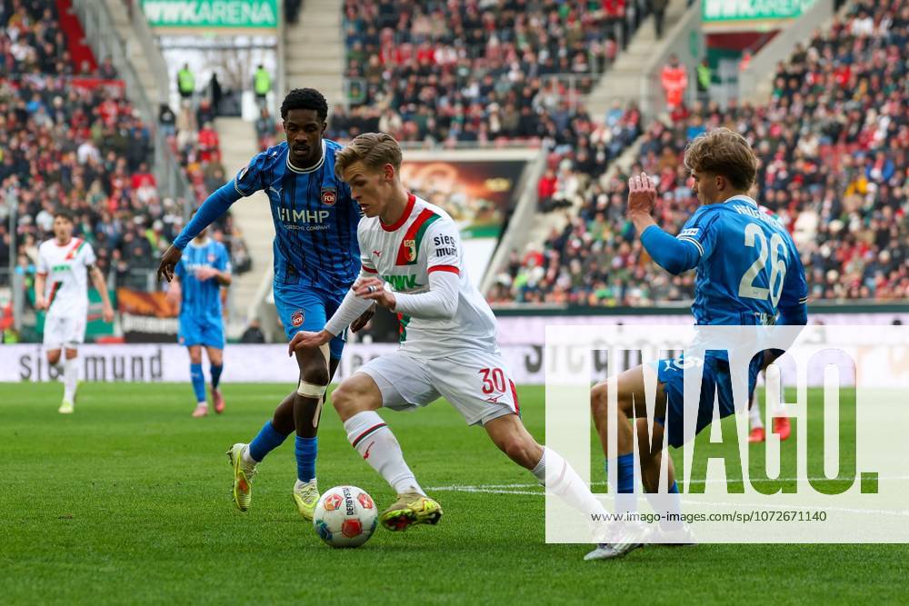Im Zweikampf, Aktion, mit Anton Kade 30 (FC Augsburg), Hennes Behrens 26 (1. FC Heidenheim), FC Augsburg vs. 1. FC Heidenheim, Fussball, 1. Bundesliga, 22. Spieltag, 15.02.2026 DFB regulations prohibit any use of photographs as image sequences and or quasi-video Augsburg Bayern Deutschland