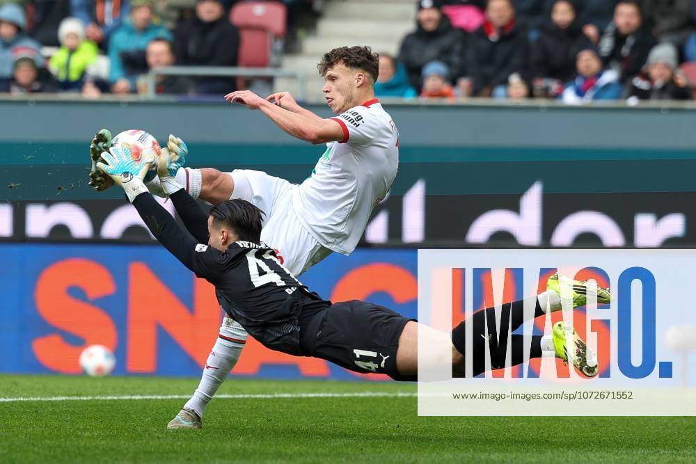 Im Zweikampf, Aktion, mit Robin Fellhauer 19 (FC Augsburg), Diant Ramaj 41 (1. FC Heidenheim), FC Augsburg vs. 1. FC Heidenheim, Fussball, 1. Bundesliga, 22. Spieltag, 15.02.2026 DFB regulations prohibit any use of photographs as image sequences and or quasi-video Augsburg Bayern Deutschland