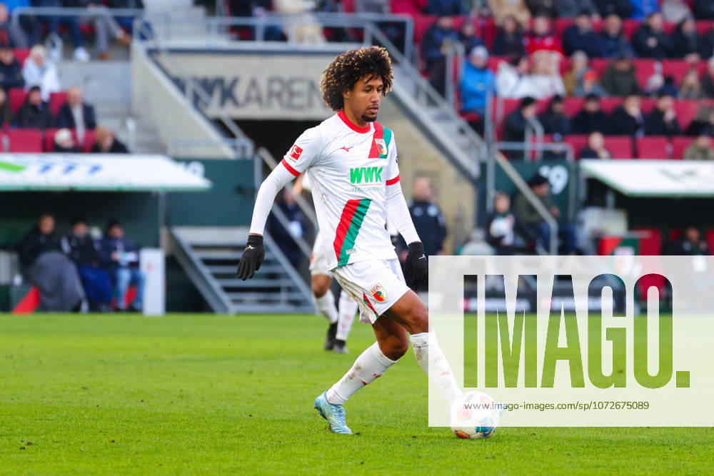 Han-Noah Massengo (4, FC Augsburg) beim Spiel zwischen FC Augsburg v 1.FC Heidenheim, Fussball, Herren, Bundesliga, 2025 2026, 22.Spieltag am 15.02.2026 in Augsburg, WWK ARENA. DFL and DFB regulations prohibit any use of photographs as image sequences and or quasi-video. Bayern Deutschland