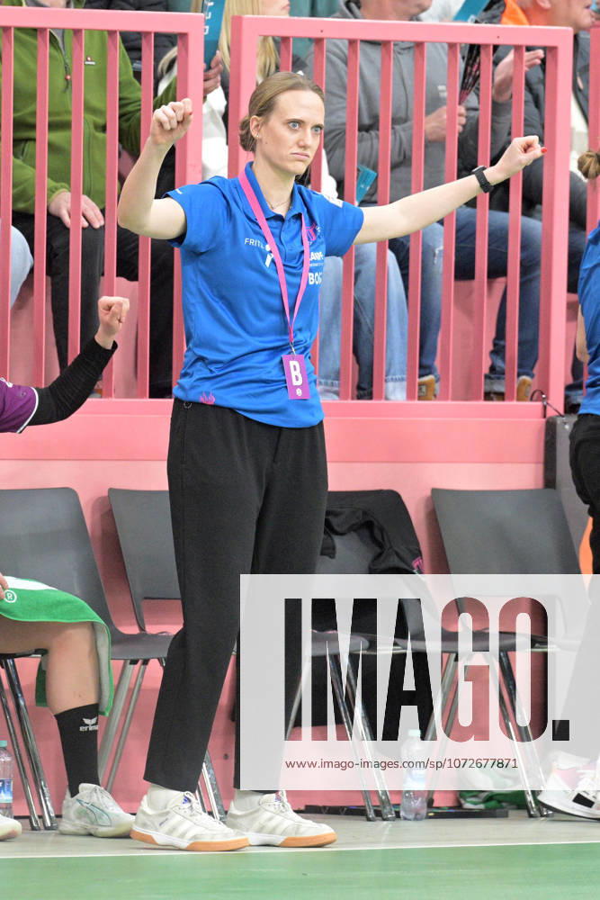 Miriam Hirsch (TusSies Metzingen, Trainerin) Jubel nach Parade Tor auf der Bank TusSies Metzingen vs. SV Union Halle-Neustadt, Handball, Alsco HBF, 17.Ligaspieltag, Saison 2025 2026, 15.02.2026 TusSies Metzingen vs. SV Union Halle-Neustadt, Handball, Alsco HBF, 17.Ligaspieltag, Saison 2025 2026, 15.02.2026 Tuebingen