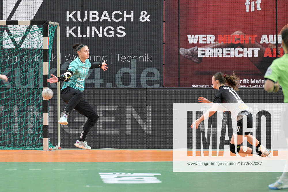 Sara Suba (TusSies Metzingen, 77) im Tor gegen Emma Hertha (SV Union Halle-Neustadt, 17) TusSies Metzingen vs. SV Union Halle-Neustadt, Handball, Alsco HBF, 17.Ligaspieltag, Saison 2025 2026, 15.02.2026 TusSies Metzingen vs. SV Union Halle-Neustadt, Handball, Alsco HBF, 17.Ligaspieltag, Saison 2025 2026, 15.02.2026 Tuebingen