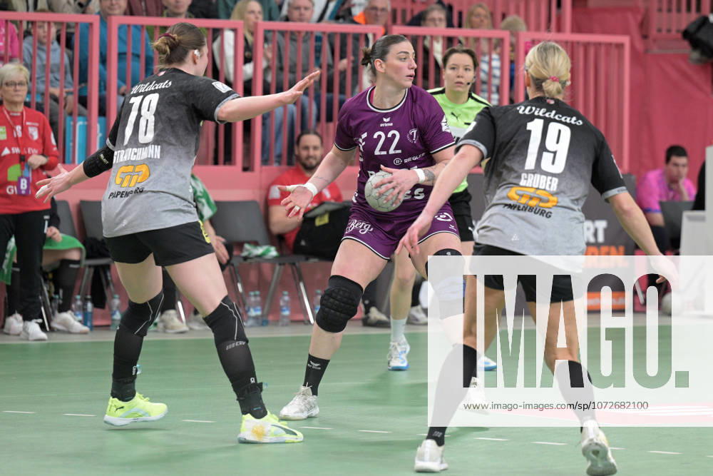 Gabriela Clausson Bitolo (TusSies Metzingen, 22) gegen Lucy Strauchmann (SV Union Halle-Neustadt, 78) und Lea Gruber (SV Union Halle-Neustadt, 19) TusSies Metzingen vs. SV Union Halle-Neustadt, Handball, Alsco HBF, 17.Ligaspieltag, Saison 2025 2026, 15.02.2026 TusSies Metzingen vs. SV Union Halle-Neustadt, Handball, Alsco HBF, 17.Ligaspieltag, Saison 2025 2026, 15.02.2026 Tuebingen