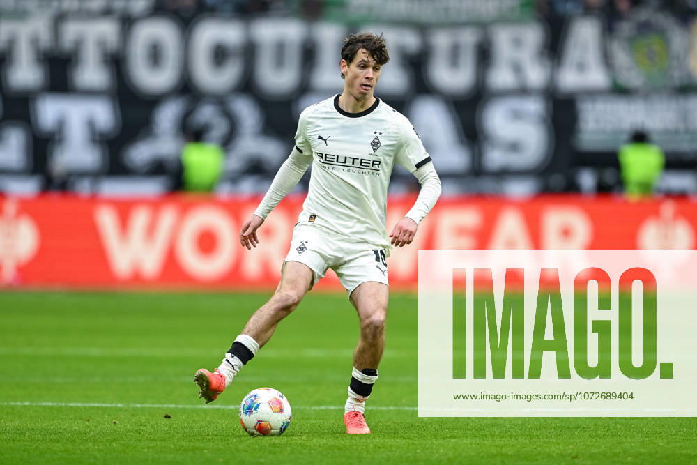 Philipp Sander (Borussia Mönchengladbach, 16) am Ball,, GER, Eintracht Frankfurt vs. Borussia Mönchengladbach, Fussball Bundesliga, 22. Spieltag, Saison 2025 2026, 14.02.2026. DFL regulations prohibit any use of photographs as image sequences and or quasi-video GER, Eintracht Frankfurt vs. Borussia Mönchengladbach, Fussball Bundesliga, 22. Spieltag, Saison 2025 2026, 14.02.2026 Frankfurt am Main