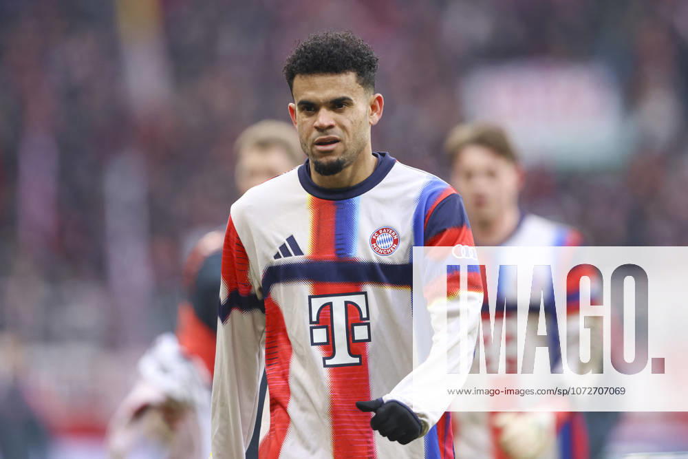 Luis Diaz (FC Bayern München) schaut waehrend des Spiels der Bundesliga zwischen SV Werder Bremen und FC Bayern München, Weserstadion am 14. February 2026 in Bremen, Deutschland. (Foto von Oliver Kaelke DeFodi Images) +++ Luis Diaz (FC Bayern München) looks on during the Bundesliga match between SV Werder Bremen and FC Bayern München at Weserstadion on February 14, 2026 in Bremen, Germany. (Photo by Oliver Kaelke DeFodi Images) DFL regulations prohibit any use of photographs as image sequences and or quasi-video. (Photo by Oliver Kaelke DeFodi Images) -