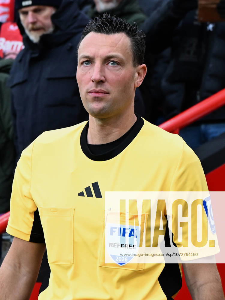 Schiedsrichter Sven Jablonski schaut waehrend des Spiels der Bundesliga zwischen Bayer 04 Leverkusen und FC St. Pauli, BayArena am 14. February 2026 in Leverkusen, Deutschland. (Foto von Ralf Treese DeFodi Images) +++ Schiedsrichter Sven Jablonski looks on during the Bundesliga match between Bayer 04 Leverkusen and FC St. Pauli at BayArena on February 14, 2026 in Leverkusen, Germany. (Photo by Ralf Treese DeFodi Images) DFL regulations prohibit any use of photographs as image sequences and or quasi-video. (Photo by Ralf Treese DeFodi Images) -