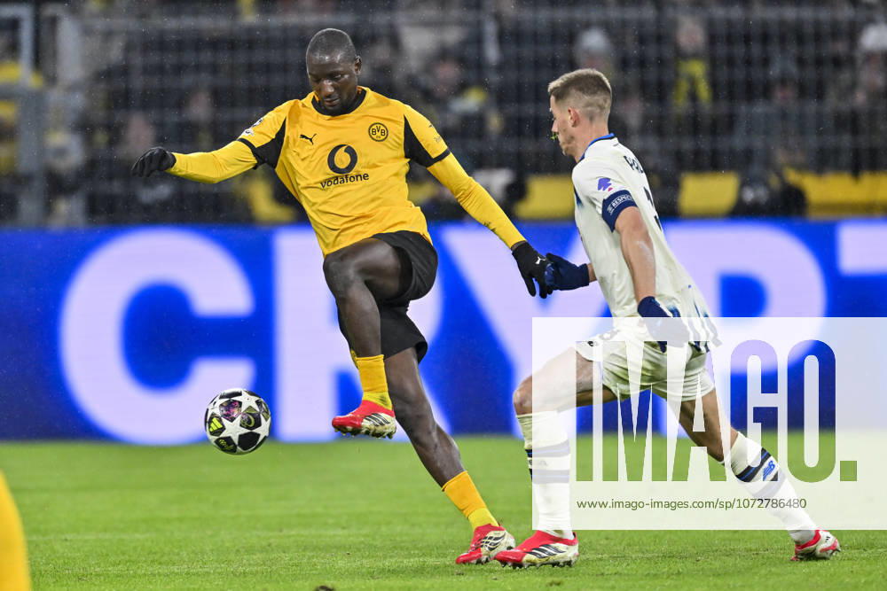 V. li. im Zweikampf Serhou Guirassy (Dortmund 9) Mario Pasalic (Atalanta 8) 17.02.2026 Fussball, Champions League, Borussia Dortmund vs Atalanta Bergamo , Signal Iduna Park, Dortmund,