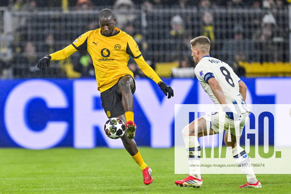 V. li. im Zweikampf Serhou Guirassy (Dortmund 9) Mario Pasalic (Atalanta 8) 17.02.2026 Fussball, Champions League, Borussia Dortmund vs Atalanta Bergamo , Signal Iduna Park, Dortmund,