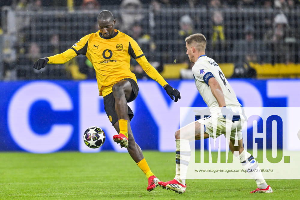 V. li. im Zweikampf Serhou Guirassy (Dortmund 9) Mario Pasalic (Atalanta 8) 17.02.2026 Fussball, Champions League, Borussia Dortmund vs Atalanta Bergamo , Signal Iduna Park, Dortmund,