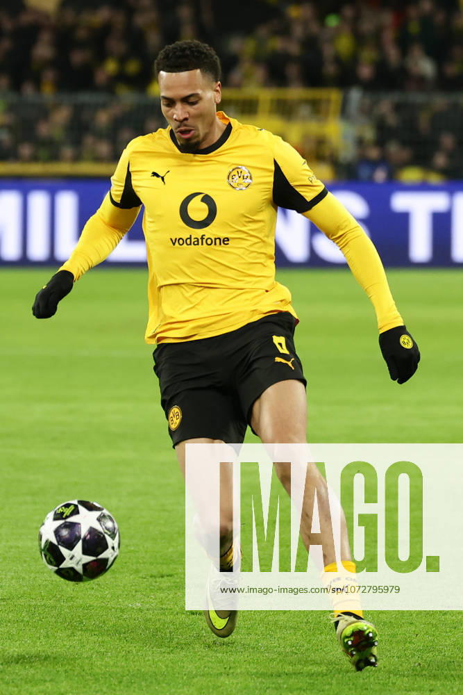 Dortmund, Germany, 17.02.26, Felix Nmecha (Borussia Dortmund) am Ball während des Spiels der Champions League Playoffs zwischen Borussia Dortmund - Atalanta Bergamo im Signal Iduna Park in Dortmund. (Photo by Joachim Bywaletz) DFB DFL REGULATIONS PROHIBIT ANY USE OF PHOTOGRAPHS AS IMAGE SEQUENCES AND OR QUASI-VIDEO.