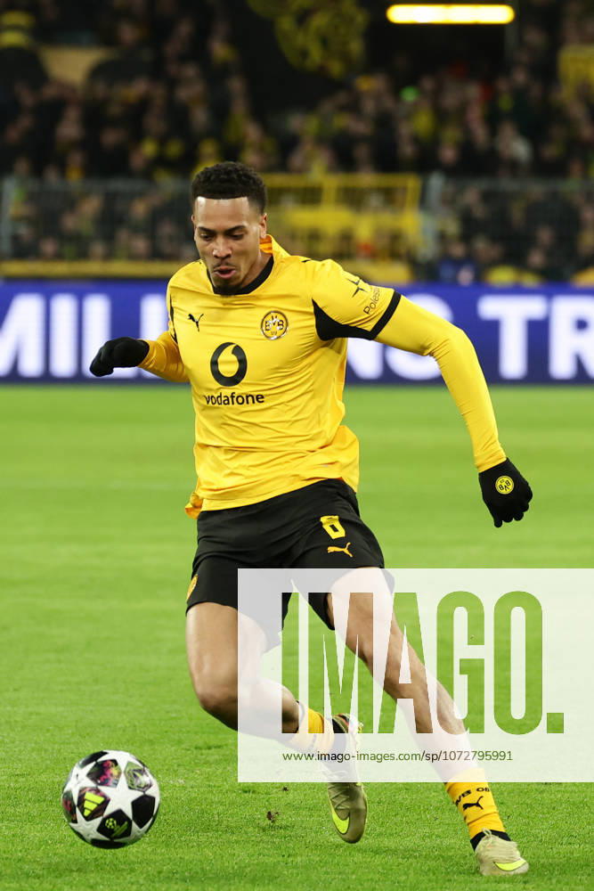 Dortmund, Germany, 17.02.26, Felix Nmecha (Borussia Dortmund) am Ball während des Spiels der Champions League Playoffs zwischen Borussia Dortmund - Atalanta Bergamo im Signal Iduna Park in Dortmund. (Photo by Joachim Bywaletz) DFB DFL REGULATIONS PROHIBIT ANY USE OF PHOTOGRAPHS AS IMAGE SEQUENCES AND OR QUASI-VIDEO.