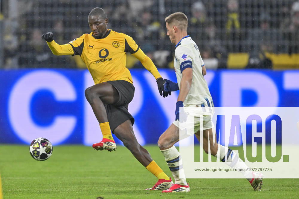V. li. im Zweikampf Serhou Guirassy (Dortmund 9) Mario Pasalic (Atalanta 8) 17.02.2026 Fussball, Champions League, Borussia Dortmund vs Atalanta Bergamo , Signal Iduna Park, Dortmund,