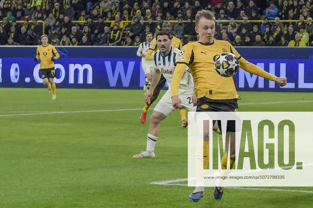 Strafraumszene Torchance von Maximilian Beier (Dortmund 14) 17.02.2026 Fussball, Champions League, Borussia Dortmund vs Atalanta Bergamo , Signal Iduna Park, Dortmund,