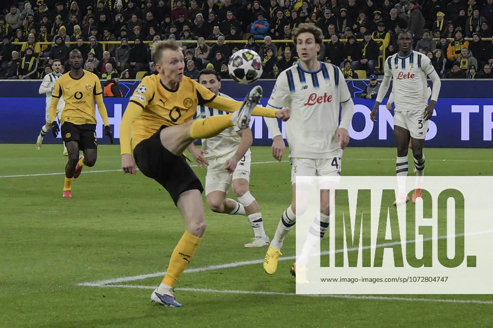 V. li. im Kampf um den Ball Maximilian Beier (Dortmund 14) Lorenzo Bernasconi (Atalanta 47) 17.02.2026 Fussball, Champions League, Borussia Dortmund vs Atalanta Bergamo , Signal Iduna Park, Dortmund,