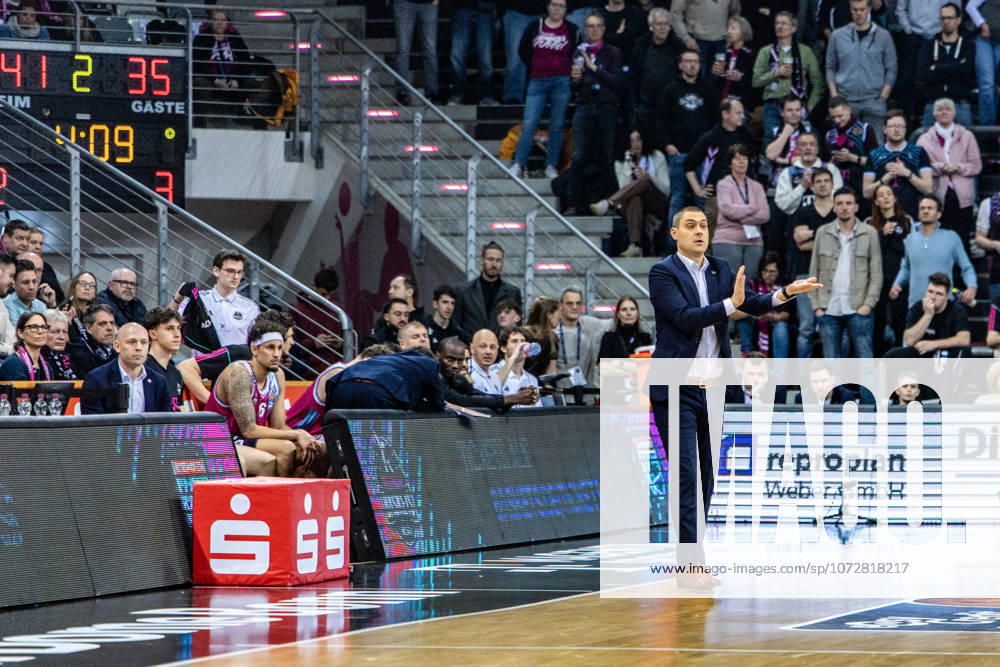 Marko Stankovic (Telekom Baskets Bonn, Headcoach) steht auf dem Spielfeld und gibt Anweisungen, Michael Kessens (Telekom Baskets Bonn, 06) sitzt auf der Bank Telekom Baskets Bonn vs. Rasta Vechta, Basketball, easy Credit BBL, 21. Spieltag, 2025 2026, 18.02.2026 Telekom Baskets Bonn vs. Rasta Vechta, Basketball, easy Credit BBL, 21. Spieltag, 2025 2026, 18.02.2026 Bonn