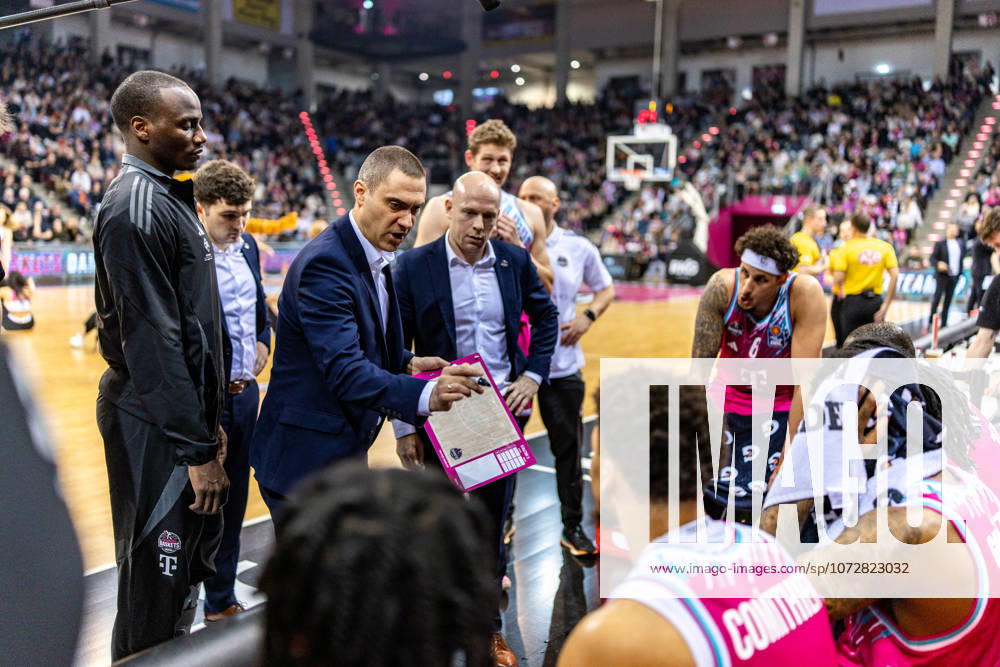 Marko Stankovic (Telekom Baskets Bonn, Headcoach) nimmt eine Auszeit Telekom Baskets Bonn vs. Rasta Vechta, Basketball, easy Credit BBL, 21. Spieltag, 2025 2026, 18.02.2026 Telekom Baskets Bonn vs. Rasta Vechta, Basketball, easy Credit BBL, 21. Spieltag, 2025 2026, 18.02.2026 Bonn