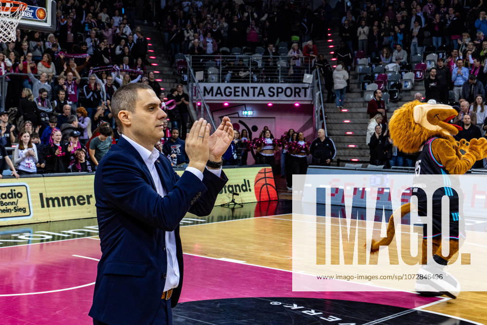 Marko Stankovic (Telekom Baskets Bonn, Headcoach) klatscht Beifall nach dem Sieg gegen Rasta Vechta Telekom Baskets Bonn vs. Rasta Vechta, Basketball, easy Credit BBL, 21. Spieltag, 2025 2026, 18.02.2026 Telekom Baskets Bonn vs. Rasta Vechta, Basketball, easy Credit BBL, 21. Spieltag, 2025 2026, 18.02.2026 Bonn