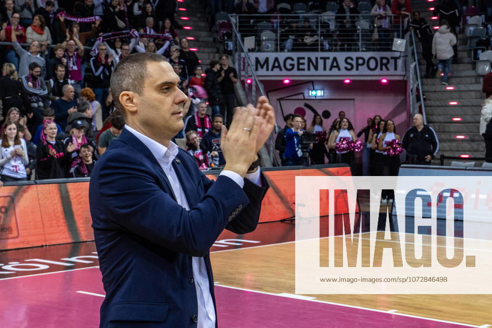 Marko Stankovic (Telekom Baskets Bonn, Headcoach) klatscht vor Freude nach dem Sieg gegen Rasta Vechta Telekom Baskets Bonn vs. Rasta Vechta, Basketball, easy Credit BBL, 21. Spieltag, 2025 2026, 18.02.2026 Telekom Baskets Bonn vs. Rasta Vechta, Basketball, easy Credit BBL, 21. Spieltag, 2025 2026, 18.02.2026 Bonn