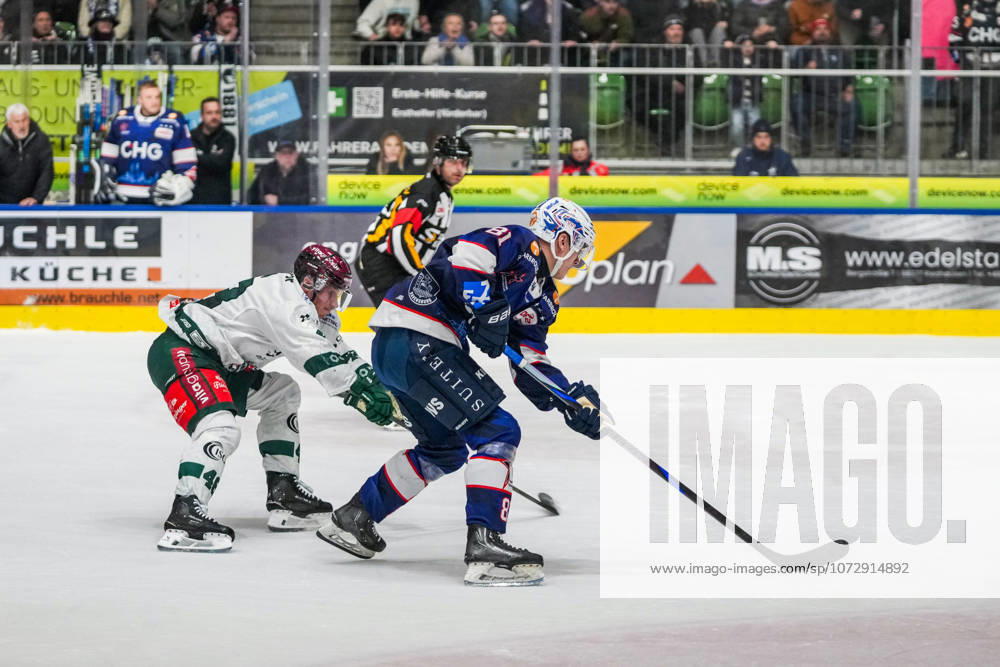 Kampf um den Puck Zweikampf zwischen Maxim Scholl (Ravensburg Towerstars, 81) und Maximilian Adam (Starbulls Rosenheim, 48), GER, Ravensburg Towerstars vs. Starbulls Rosenheim, Eishockey, DEL2, Spielzeit 2025 2026, 47 .Spieltag, Hauptrunde, 20.02.26 GER, Ravensburg Towerstars vs. Starbulls Rosenheim, Eishockey, DEL2, Spielzeit 2025 2026, 47 .Spieltag, Hauptrunde, 20.02.26 Ravenburg