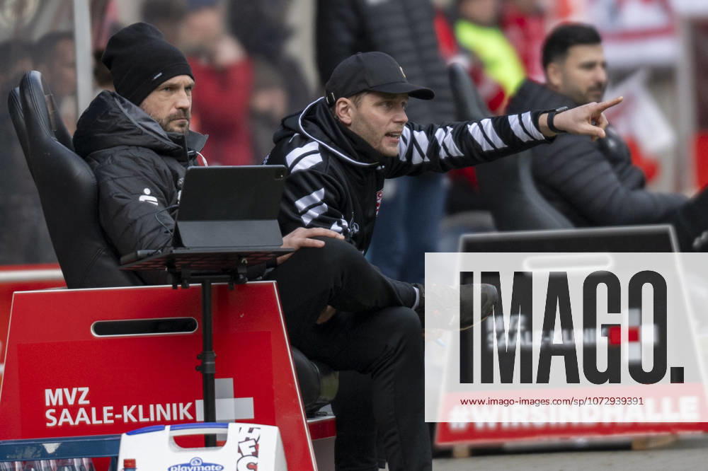 Regionalliga Nordost -Saison 25 26 Hallescher FC vs.Greifswalder FC Halle, Deutschland 21.Februar 2026: Im Bild:Trainer Robert Schröder Schroeder (Halle) Gestik, Geste, gestikuliert, Halle Saale Leuna Chemie Stadion Sachsen-Anhalt Deutschland