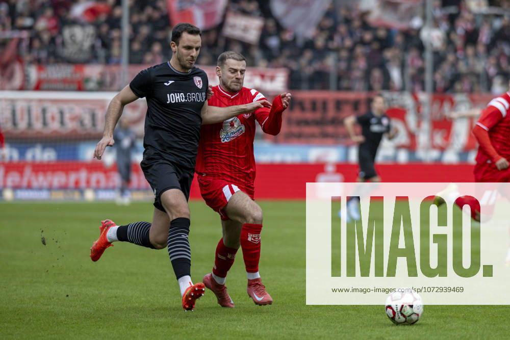 Regionalliga Nordost -Saison 25 26 Hallescher FC vs.Greifswalder FC Halle, Deutschland 21.Februar 2026: Im Bild:v.li.Bastian Strietzel (Greifswald) und Max Kulke (Halle) Halle Saale Leuna Chemie Stadion Sachsen-Anhalt Deutschland