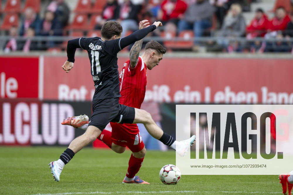 Regionalliga Nordost -Saison 25 26 Hallescher FC vs.Greifswalder FC Halle, Deutschland 21.Februar 2026: Im Bild:v. li. im Zweikampf Lukas Lämmel Laemmel (Greifswald) und Niclas Stierlin (Halle) Halle Saale Leuna Chemie Stadion Sachsen-Anhalt Deutschland