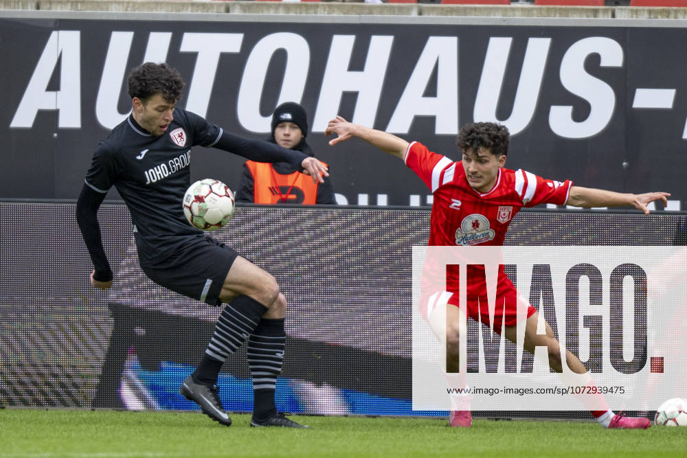 Regionalliga Nordost -Saison 25 26 Hallescher FC vs.Greifswalder FC Halle, Deutschland 21.Februar 2026: Im Bild:v.li.Jannis Farr (Greifswald) und Joscha Wosz (Halle) Halle Saale Leuna Chemie Stadion Sachsen-Anhalt Deutschland