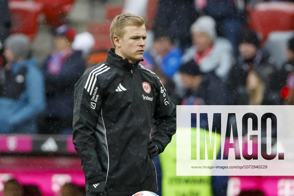 Jonathan Burkardt (Eintracht Frankfurt, 09) beim Aufwärmen vor Spielbeginn , Deutschland, Fussball, 1. Bundesliga, 23.Spieltag, 2025 2026, FC Bayern München vs. Eintracht Frankfurt, 21.02.2026, München Allianz-Arena Deutschland