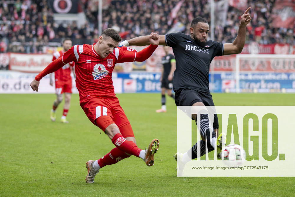 Regionalliga Nordost -Saison 25 26 Hallescher FC vs.Greifswalder FC Halle, Deutschland 21.Februar 2026: Im Bild:v. li. im Zweikampf Marius Hauptmann (Halle) und Jason Tomety-Hemazro (Greifswald) Halle Saale Leuna Chemie Stadion Sachsen-Anhalt Deutschland