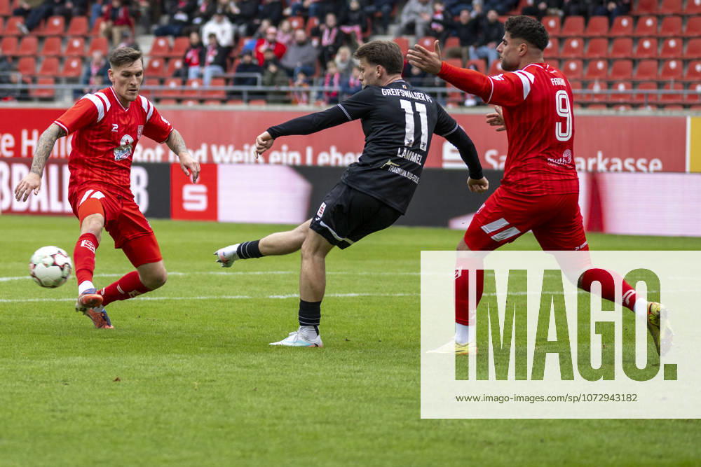 Regionalliga Nordost -Saison 25 26 Hallescher FC vs.Greifswalder FC Halle, Deutschland 21.Februar 2026: Im Bild:v.li.Niclas , Lukas Lämmel Laemmel (Greifswald) und Malek Fakhro (Halle)Stierlin (Halle) Halle Saale Leuna Chemie Stadion Sachsen-Anhalt Deutschland
