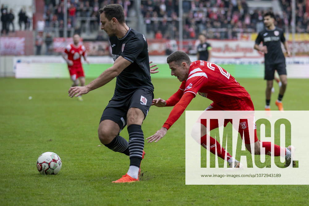 Regionalliga Nordost -Saison 25 26 Hallescher FC vs.Greifswalder FC Halle, Deutschland 21.Februar 2026: Im Bild:v.li.Bastian Strietzel (Greifswald) und Marius Hauptmann (Halle) Halle Saale Leuna Chemie Stadion Sachsen-Anhalt Deutschland