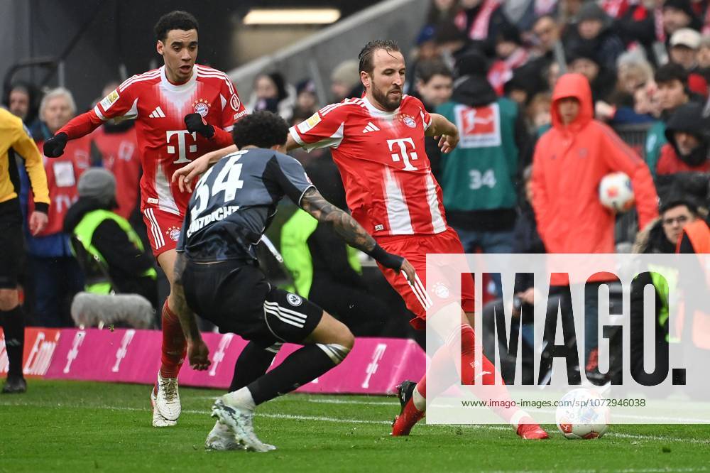 Harry KANE (Bayern Muenchen), Aktion,Zweikampf gegen Nnamadi COLLINS (Eintracht Frankfurt).hi:Jamal MUSIALA (Bayern Muenchen). Fussball 1. Bundesliga Saison 2025 2026, 23.Spieltag, Spieltag23 FC Bayern Muenchen - Eintracht Frankfurt am 21.02.2026 , A L L I A N Z A R E N A.