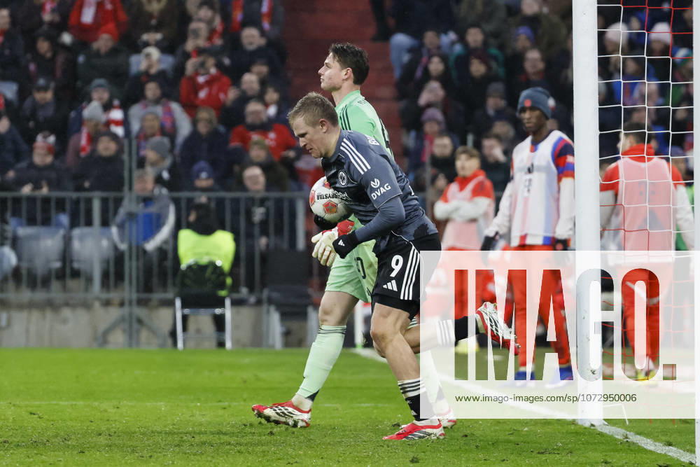 Jonathan Burkardt (Eintracht Frankfurt, 09) nach seinem Elfmeter , Deutschland, Fussball, 1. Bundesliga, 23.Spieltag, 2025 2026, FC Bayern München vs. Eintracht Frankfurt, 21.02.2026, München Allianz-Arena Deutschland