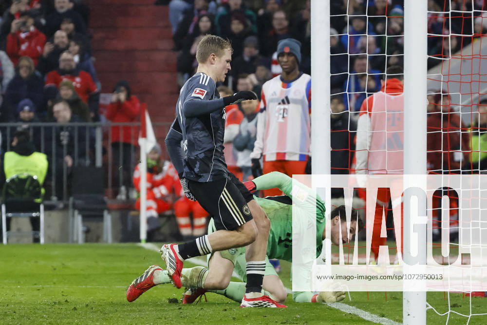 Jonathan Burkardt (Eintracht Frankfurt, 09) und Jonas Urbig (FC Bayern München, 40) nach dem Elfmeter , Deutschland, Fussball, 1. Bundesliga, 23.Spieltag, 2025 2026, FC Bayern München vs. Eintracht Frankfurt, 21.02.2026, München Allianz-Arena Deutschland
